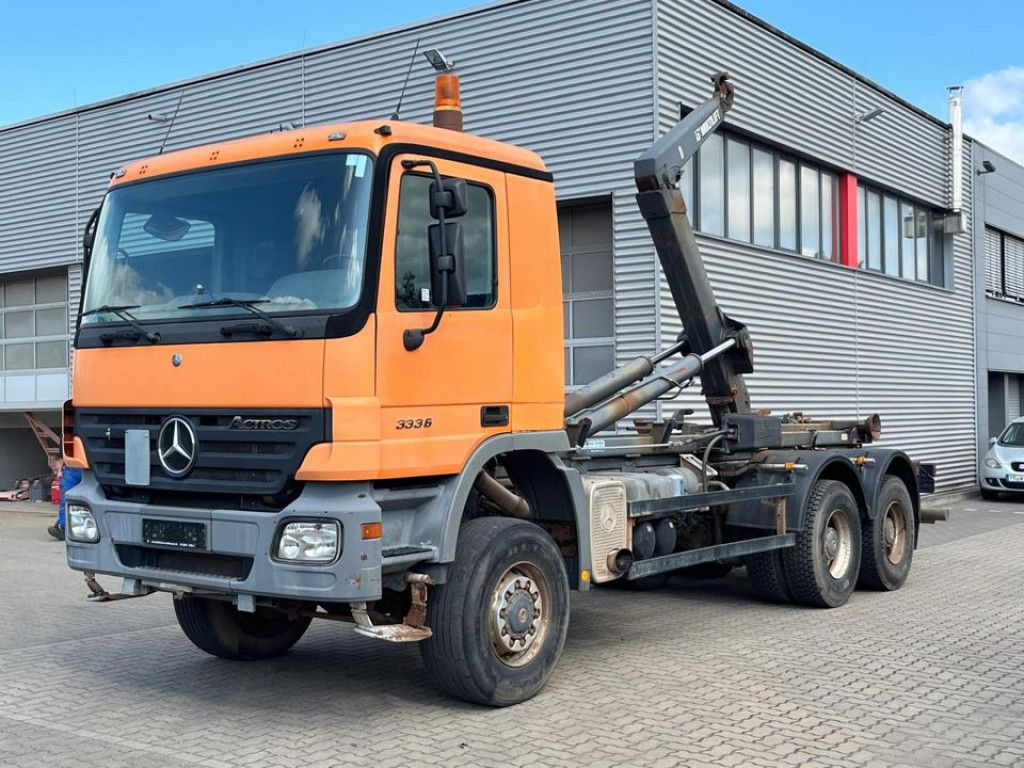 Mercedes-Benz Actros 3336 AK 6x6 Abrollkipper org. nur 84TKM - شاحنة ذات الخطاف: صور 1 Mercedes-Benz Actros 3336 AK 6x6 Abrollkipper org. nur 84TKM - شاحنة ذات الخطاف: صور 1