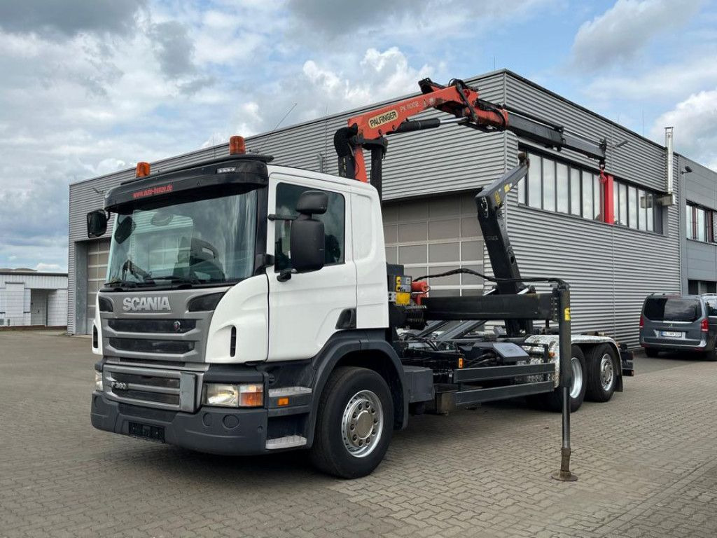 Scania P 360 6x2 Abrollkipper mit Kran Lift/Lenkachse Scania P 360 6x2 Abrollkipper mit Kran Lift/Lenkachse - شاحنة ذات الخطاف, شاحنة كرين: صور 1 Scania P 360 6x2 Abrollkipper mit Kran Lift/Lenkachse Scania P 360 6x2 Abrollkipper mit Kran Lift/Lenkachse - شاحنة ذات الخطاف, شاحنة كرين: صور 1
