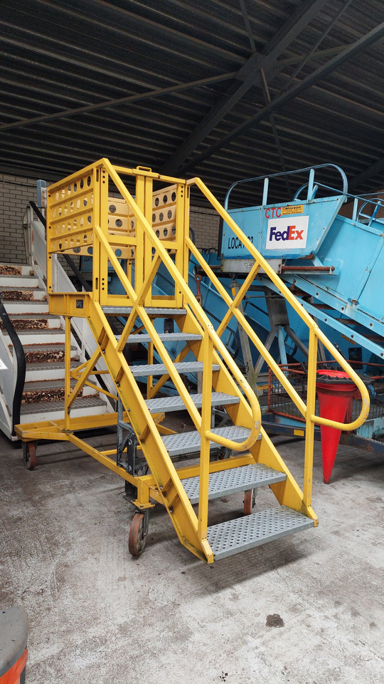Maintenance Stairs SPS OT-7 - سلالم الطائرة: صور 4 Maintenance Stairs SPS OT-7 - سلالم الطائرة: صور 4