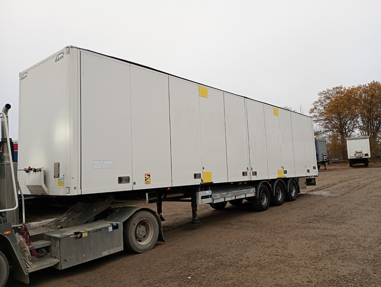 EKERI BOX OPENSIDE - TARP ROOF - HUCKEPACK - بصندوق مغلق نصف مقطورة: صور 1 EKERI BOX OPENSIDE - TARP ROOF - HUCKEPACK - بصندوق مغلق نصف مقطورة: صور 1