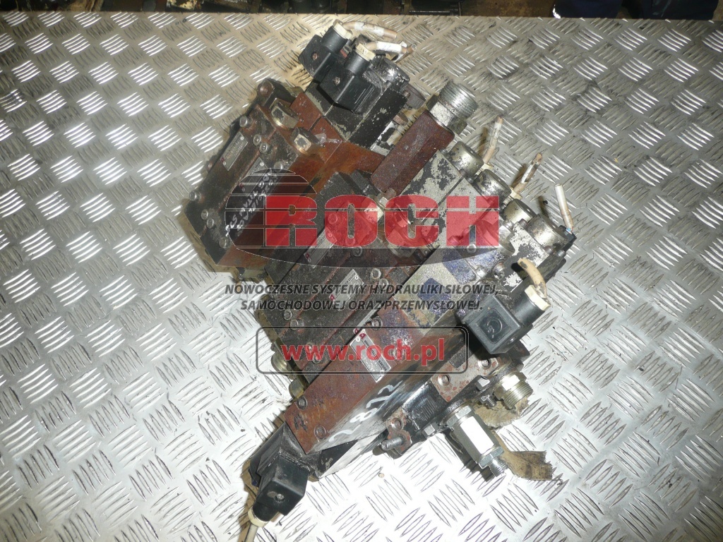 BUCHER HYDRAULICS 100021072 LD8SE4A2525 RM5445121646095109 + LP8SM3J63xx-SxK-0M18G24/16 29040763 2904078 29052523 + LV8SSBW-0M22/13 P=310 29040766 - 8 SEKCYJNY + KOŚĆ + CEWKI + ELEKTROZAWORY - صمامات هيدروليكية: صور 1 BUCHER HYDRAULICS 100021072 LD8SE4A2525 RM5445121646095109 + LP8SM3J63xx-SxK-0M18G24/16 29040763 2904078 29052523 + LV8SSBW-0M22/13 P=310 29040766 - 8 SEKCYJNY + KOŚĆ + CEWKI + ELEKTROZAWORY - صمامات هيدروليكية: صور 1