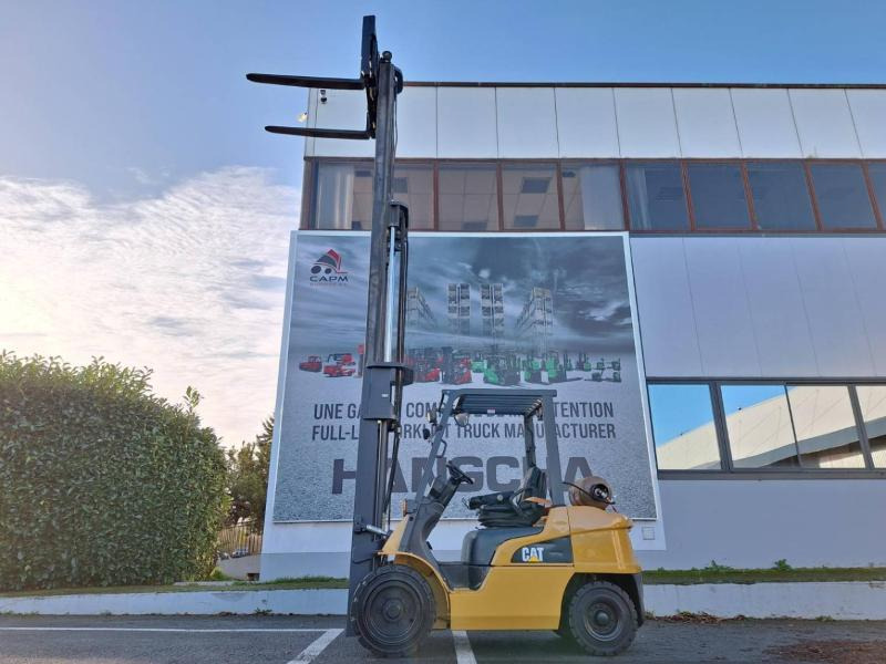 رافعة شوكية تعمل بالغاز Caterpillar GP30NTD: صور 9