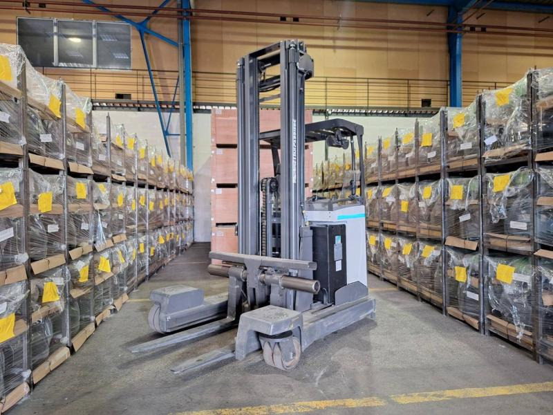 UniCarriers 250DTFVRE635UFW - شاحنة المناولة رباعية الاتجاهات: صور 1 UniCarriers 250DTFVRE635UFW - شاحنة المناولة رباعية الاتجاهات: صور 1