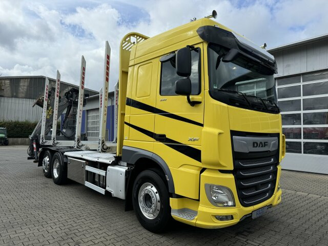 DAF XF 530 6x2 Holztransport Kran PENZ 15Z9.50 - شاحنة قطع الأشجار, شاحنة كرين: صور 1 DAF XF 530 6x2 Holztransport Kran PENZ 15Z9.50 - شاحنة قطع الأشجار, شاحنة كرين: صور 1