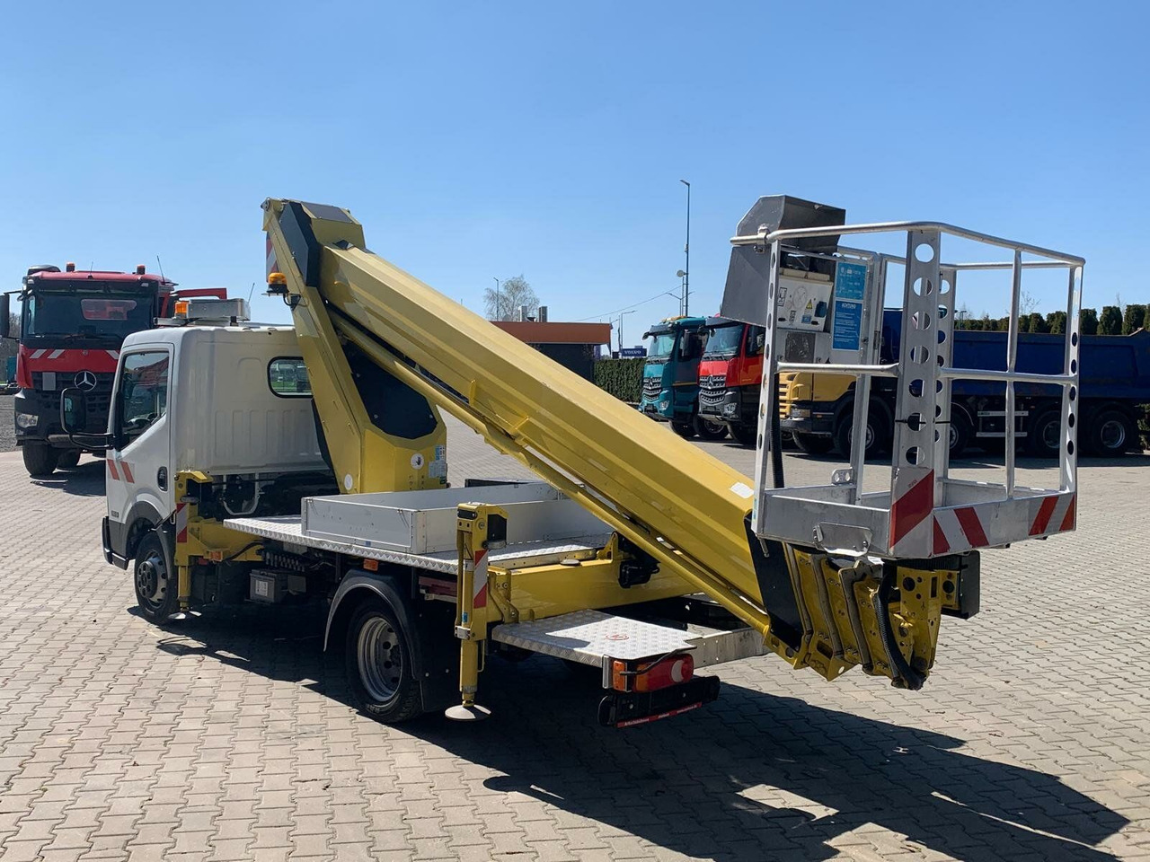 Nissan Cabstar 4x2 Ruthmann Steiger TB 270 - مصاعد الازدهار محمولة على شاحنة: صور 4 Nissan Cabstar 4x2 Ruthmann Steiger TB 270 - مصاعد الازدهار محمولة على شاحنة: صور 4