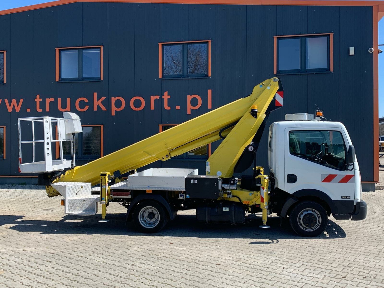 Nissan Cabstar 4x2 Ruthmann Steiger TB 270 - مصاعد الازدهار محمولة على شاحنة: صور 5 Nissan Cabstar 4x2 Ruthmann Steiger TB 270 - مصاعد الازدهار محمولة على شاحنة: صور 5