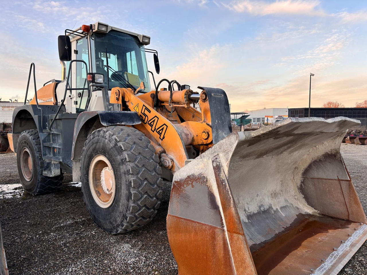 Liebherr L544 - اللودر بعجل: صور 1 Liebherr L544 - اللودر بعجل: صور 1