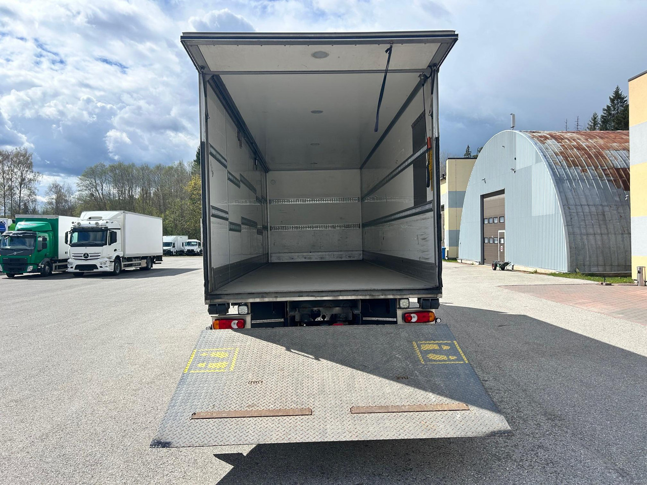 DAF LF320 - بصندوق مغلق شاحنة: صور 5 DAF LF320 - بصندوق مغلق شاحنة: صور 5