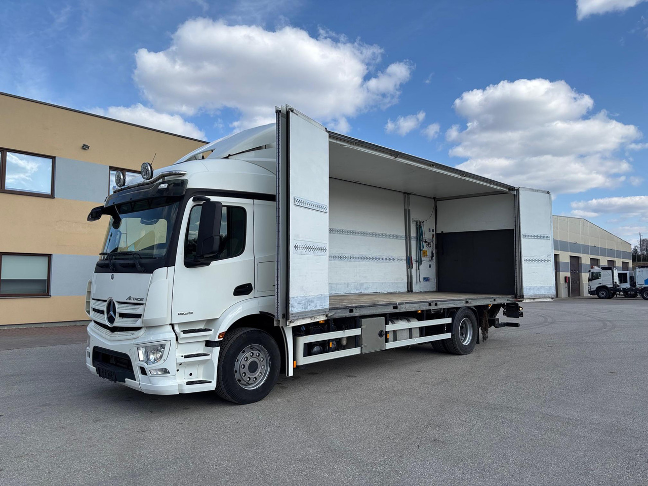MERCEDES-BENZ ACTROS 1835 - بصندوق مغلق شاحنة: صور 2 MERCEDES-BENZ ACTROS 1835 - بصندوق مغلق شاحنة: صور 2