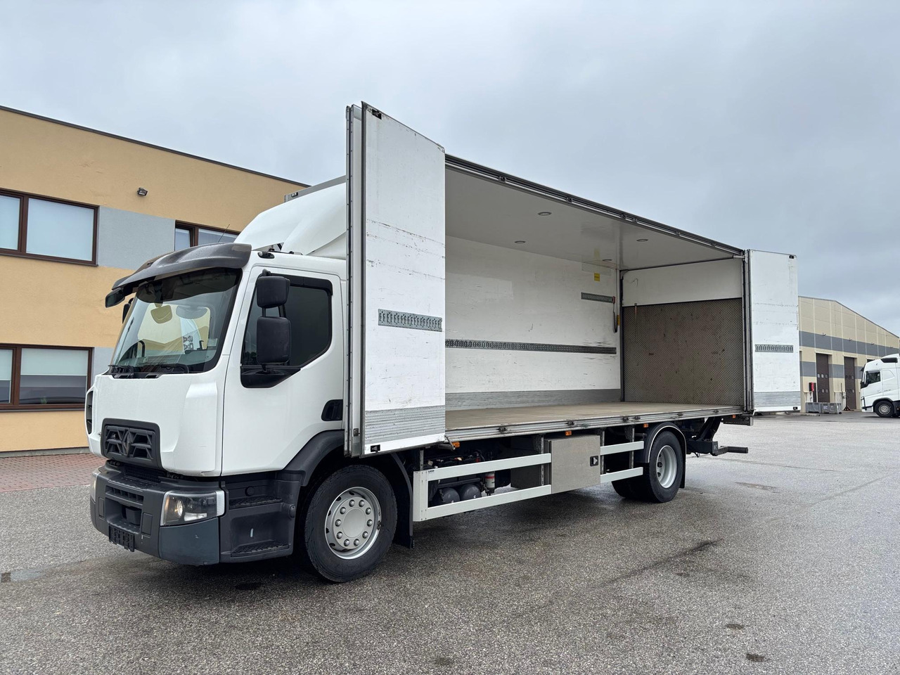 RENAULT D WIDE 320 - بصندوق مغلق شاحنة: صور 4 RENAULT D WIDE 320 - بصندوق مغلق شاحنة: صور 4