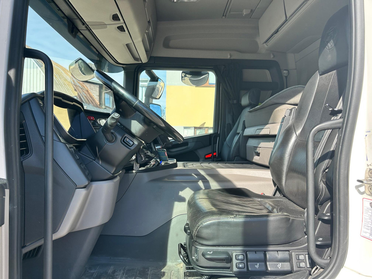 بصندوق مغلق شاحنة SCANIA P320: صور 6