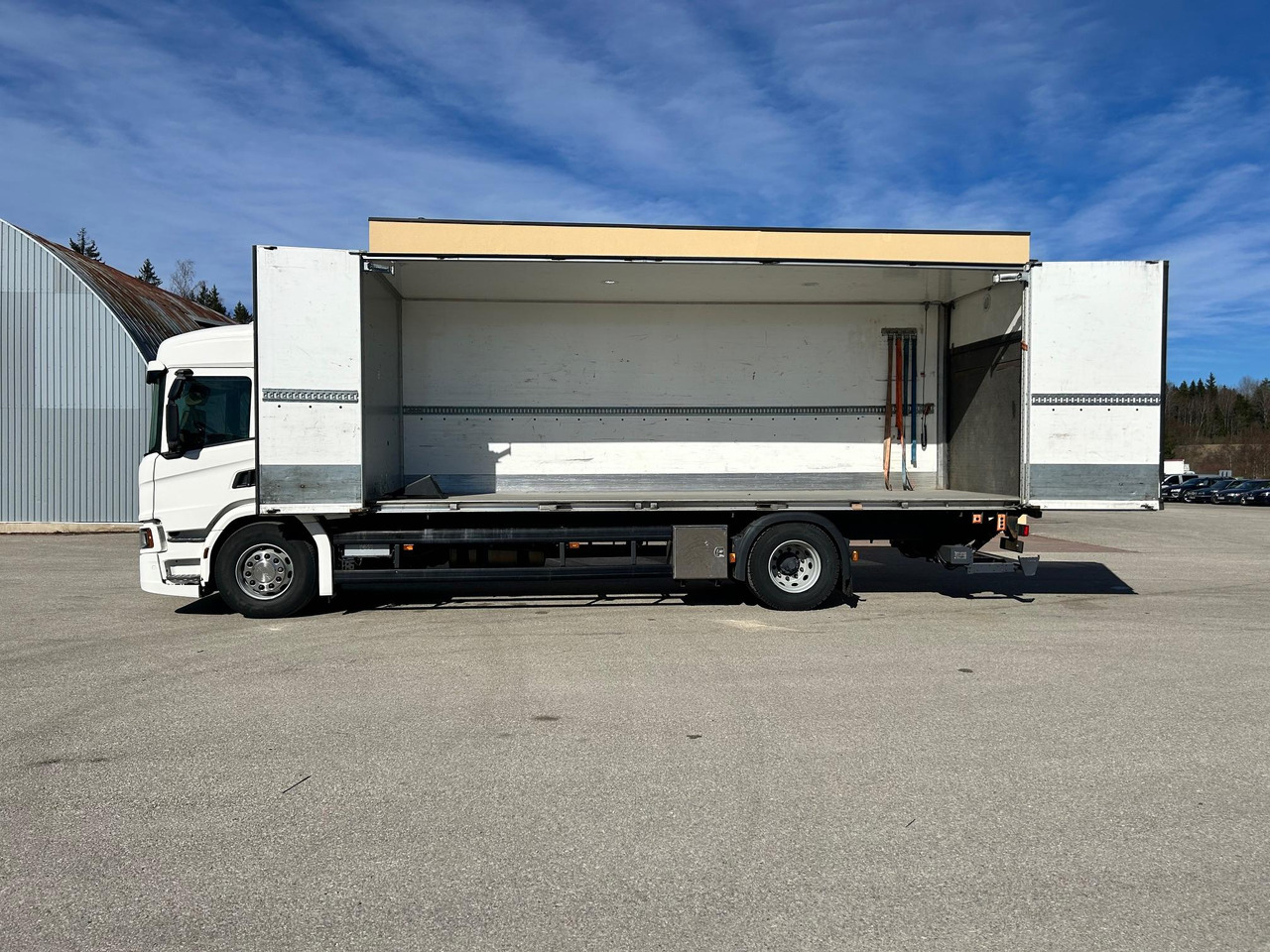 بصندوق مغلق شاحنة SCANIA P320: صور 11