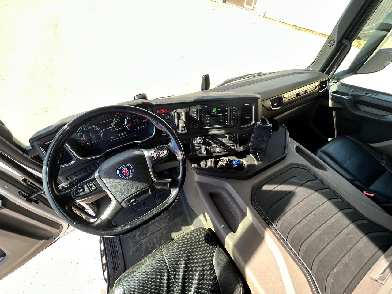 بصندوق مغلق شاحنة SCANIA P320: صور 18