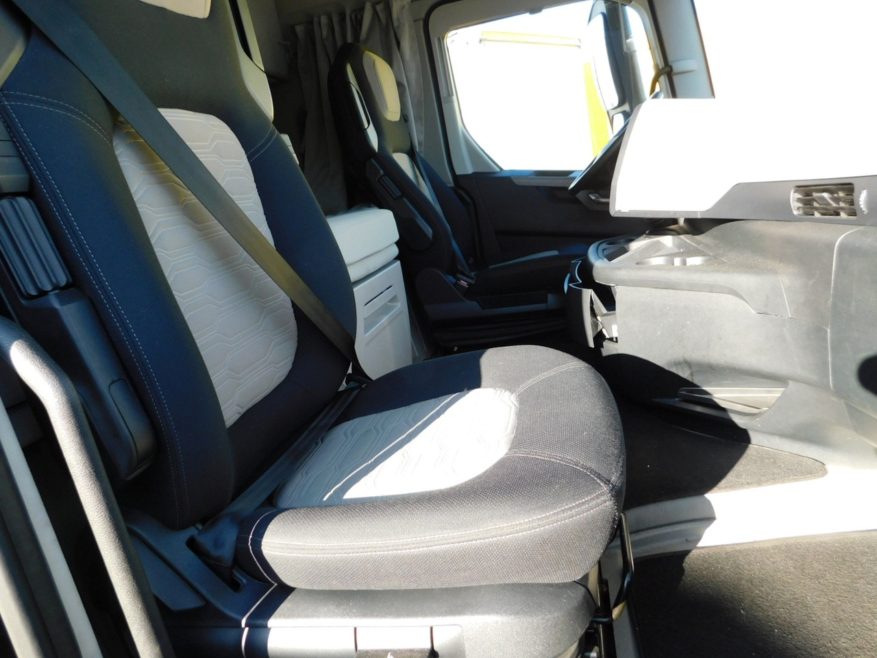 Ford F max ll 4x2 scab e6 eco 16spdamt ecotorq - شاحنة جرار: صور 5 Ford F max ll 4x2 scab e6 eco 16spdamt ecotorq - شاحنة جرار: صور 5