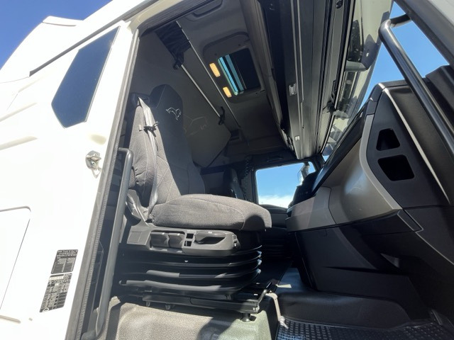 MAN 18.510 4x2 BLS mit ZF Getriebe Nebenabtrieb - شاحنة جرار: صور 5 MAN 18.510 4x2 BLS mit ZF Getriebe Nebenabtrieb - شاحنة جرار: صور 5