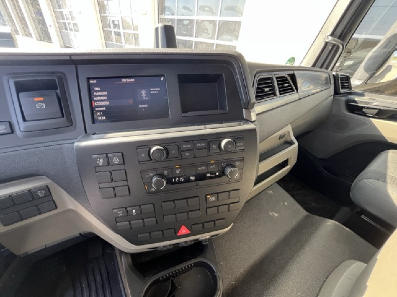 MAN TGL 12.250 4x2 BL Euro6 Klima AHK Luftfeder - الشاحنات الصغيرة صندوق مغلق: صور 5 MAN TGL 12.250 4x2 BL Euro6 Klima AHK Luftfeder - الشاحنات الصغيرة صندوق مغلق: صور 5