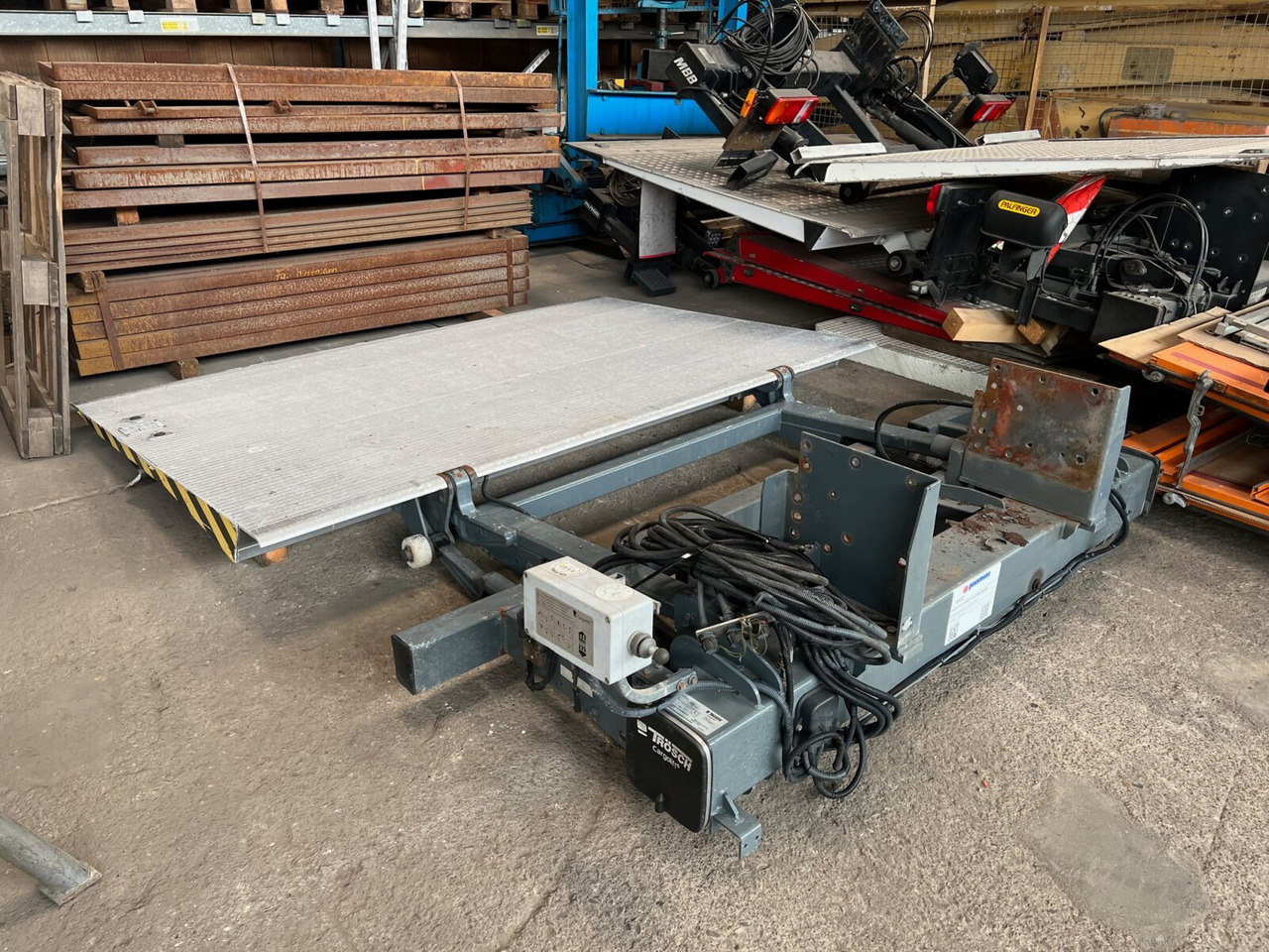 BC2000S4 Ladebordwand BC2000S4 Ladebordwand, Ex-Schweizer Armee - باب خلفي للشحن: صور 2 BC2000S4 Ladebordwand BC2000S4 Ladebordwand, Ex-Schweizer Armee - باب خلفي للشحن: صور 2