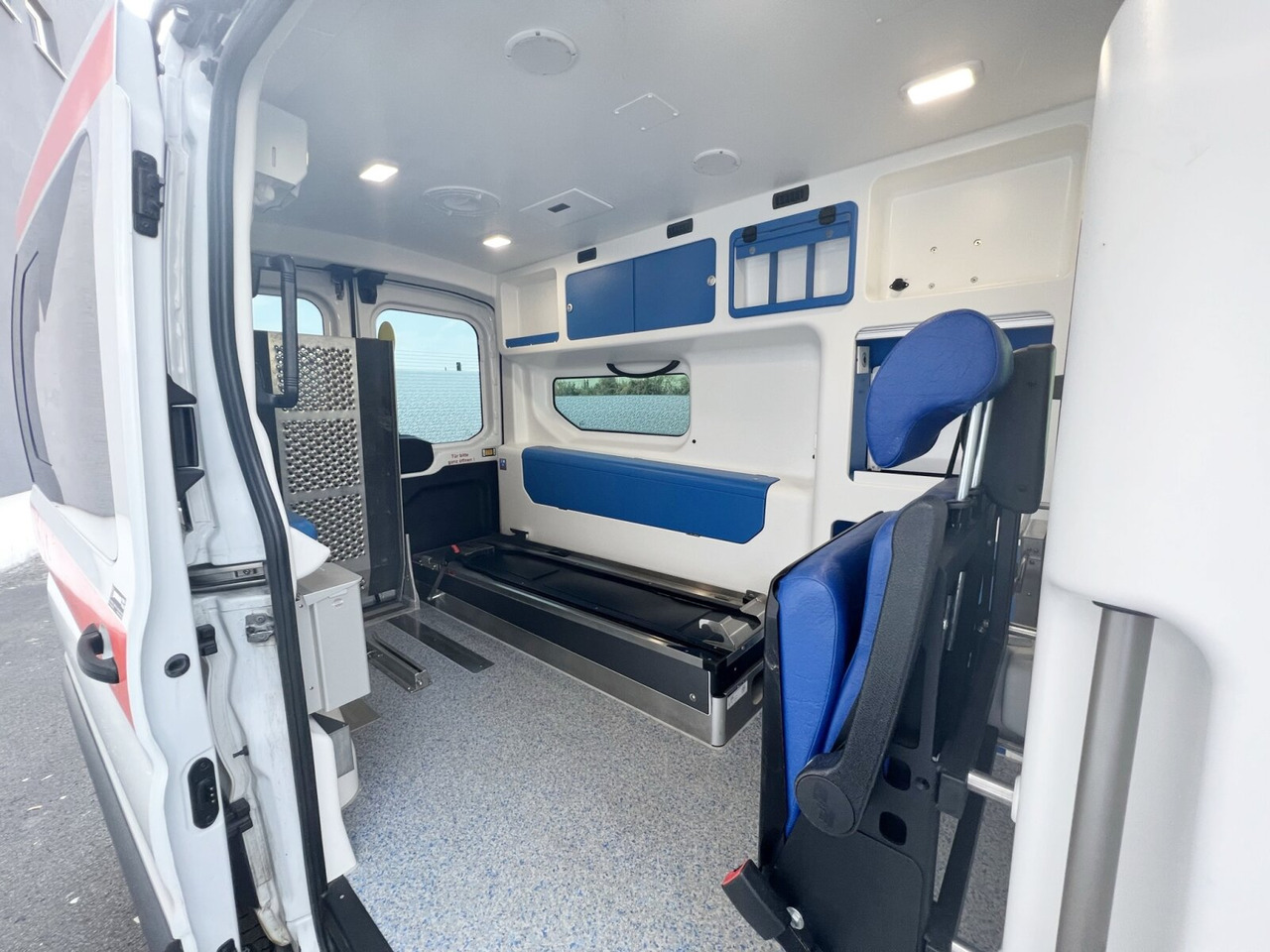 Ford Transit 2.2 TDCI 4x2 Transit 2.2 TDCI 4x2, Krankentransporter - سيارة إسعاف: صور 2 Ford Transit 2.2 TDCI 4x2 Transit 2.2 TDCI 4x2, Krankentransporter - سيارة إسعاف: صور 2