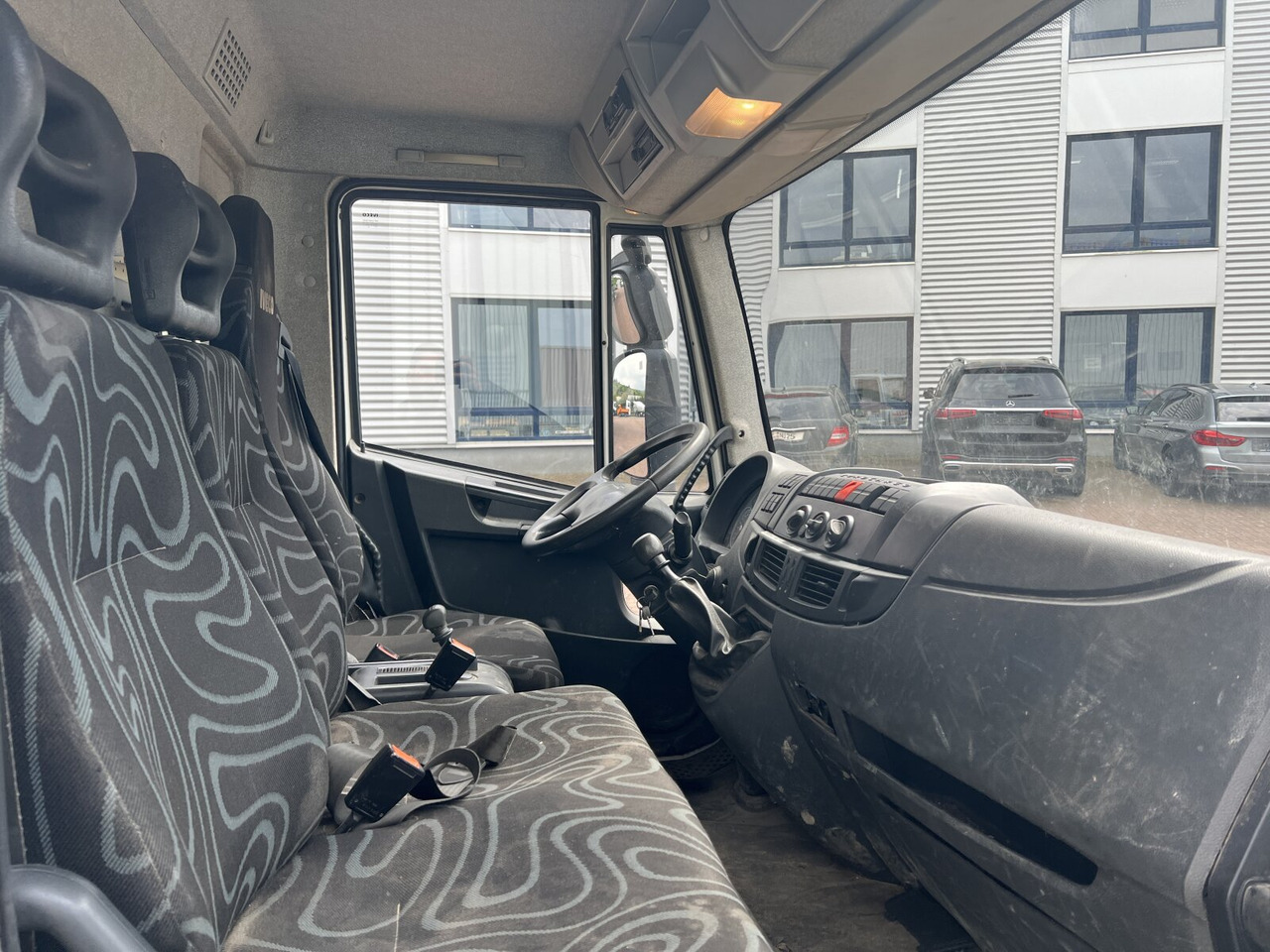 Interior photo 1: شاحنات مسطحة Iveco EuroCargo 75E18 4x2 EuroCargo 75E18 4x2, EEV