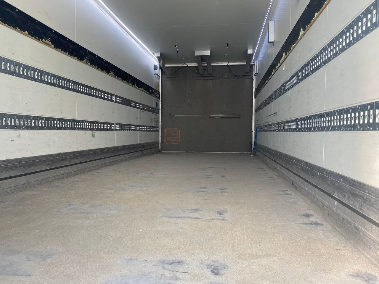 Kofferanhänger mit LBW Kofferanhänger mit LBW, Durchladesystem - بصندوق مغلق مقطورة: صور 4 Kofferanhänger mit LBW Kofferanhänger mit LBW, Durchladesystem - بصندوق مغلق مقطورة: صور 4