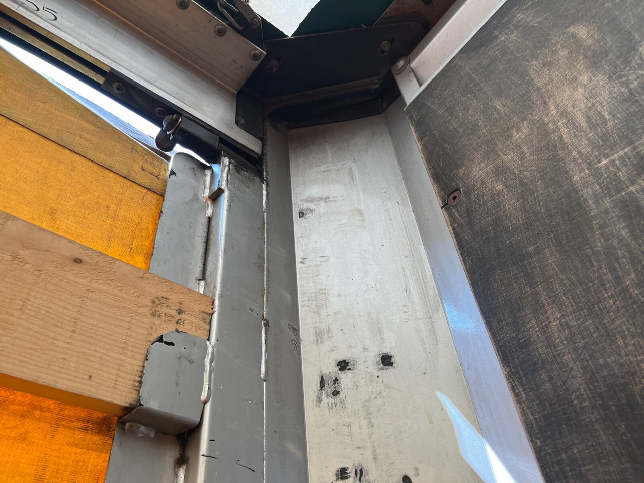 Krone SDP 27 eLCUQ-CS SDP 27 eLCUQ-CS, Coilmulde, Edscha-Verdeck, Hubdach, ca. 93m³ - الخيمة نصف مقطورة: صور 2 Krone SDP 27 eLCUQ-CS SDP 27 eLCUQ-CS, Coilmulde, Edscha-Verdeck, Hubdach, ca. 93m³ - الخيمة نصف مقطورة: صور 2
