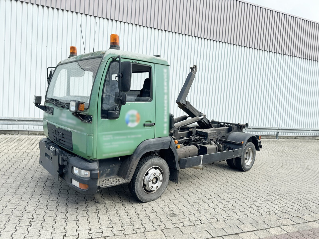 MAN LE 8.150 4x2 BB LE 8.150 4x2 BB, City-Abroller, Winterdienstausstattung - شاحنة ذات الخطاف: صور 1 MAN LE 8.150 4x2 BB LE 8.150 4x2 BB, City-Abroller, Winterdienstausstattung - شاحنة ذات الخطاف: صور 1