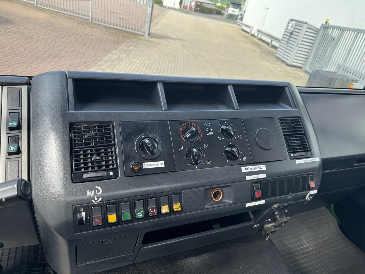 MAN LE 8.150 4x2 BB LE 8.150 4x2 BB, City-Abroller, Winterdienstausstattung - شاحنة ذات الخطاف: صور 4 MAN LE 8.150 4x2 BB LE 8.150 4x2 BB, City-Abroller, Winterdienstausstattung - شاحنة ذات الخطاف: صور 4