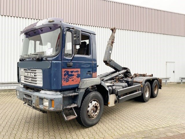 MAN T40 26.364/414 6x4, 6-Zylinder T40 26.364/414 6x4, 6-Zylinder - شاحنة ذات الخطاف: صور 1 MAN T40 26.364/414 6x4, 6-Zylinder T40 26.364/414 6x4, 6-Zylinder - شاحنة ذات الخطاف: صور 1