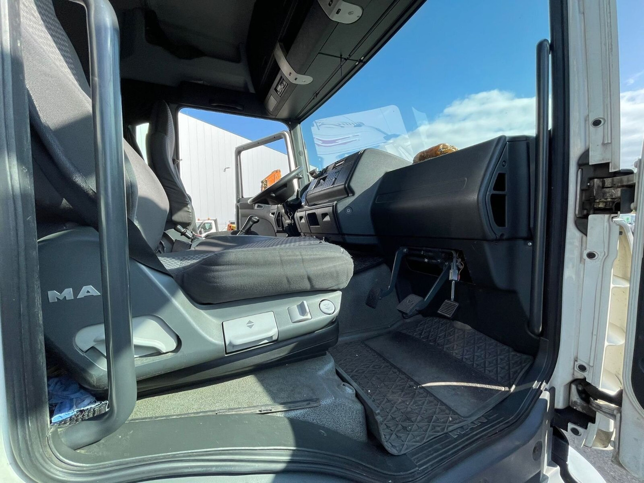 MAN TGM 18.330 4X2 LL TGM 18.330 4X2 LL, Fahrschulausstattung - شاحنة: صور 5 MAN TGM 18.330 4X2 LL TGM 18.330 4X2 LL, Fahrschulausstattung - شاحنة: صور 5