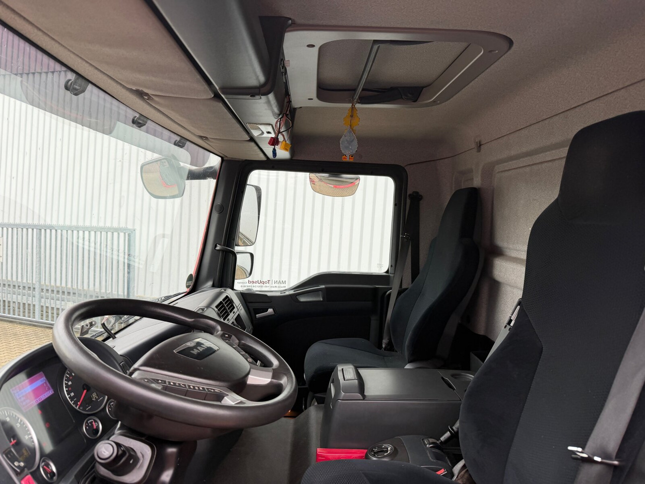 MAN TGM 22.290 6x2-4 LL TGM 22.290 6x2-4 LL, EEV, Lenkachse, 2x AHK, Getränkekoffer, LBW MBB - بصندوق مغلق شاحنة: صور 5 MAN TGM 22.290 6x2-4 LL TGM 22.290 6x2-4 LL, EEV, Lenkachse, 2x AHK, Getränkekoffer, LBW MBB - بصندوق مغلق شاحنة: صور 5