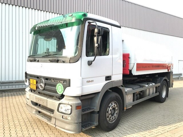 Mercedes-Benz Actros 1841 L 4x2 Actros 1841 L 4x2, Esterer Tankaufbau ca. 13.500l, 2 Kammern - شاحنة صهريج: صور 1 Mercedes-Benz Actros 1841 L 4x2 Actros 1841 L 4x2, Esterer Tankaufbau ca. 13.500l, 2 Kammern - شاحنة صهريج: صور 1