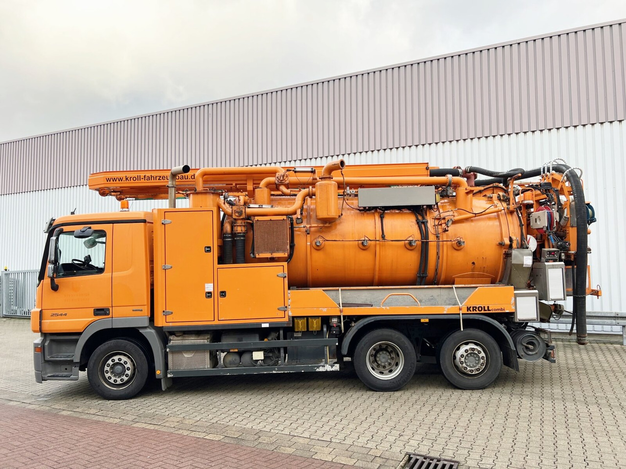 Mercedes-Benz Actros 2544 L 6x2 Actros 2544 L 6x2, Lenkachse, Kroll Saug-/Spülwagen ca. 12m³, Funk - فراغ شاحنة: صور 3 Mercedes-Benz Actros 2544 L 6x2 Actros 2544 L 6x2, Lenkachse, Kroll Saug-/Spülwagen ca. 12m³, Funk - فراغ شاحنة: صور 3