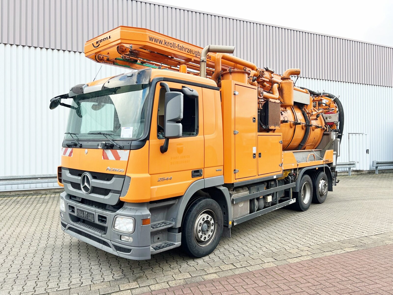 Mercedes-Benz Actros 2544 L 6x2 Actros 2544 L 6x2, Lenkachse, Kroll Saug-/Spülwagen ca. 12m³, Funk - فراغ شاحنة: صور 1 Mercedes-Benz Actros 2544 L 6x2 Actros 2544 L 6x2, Lenkachse, Kroll Saug-/Spülwagen ca. 12m³, Funk - فراغ شاحنة: صور 1