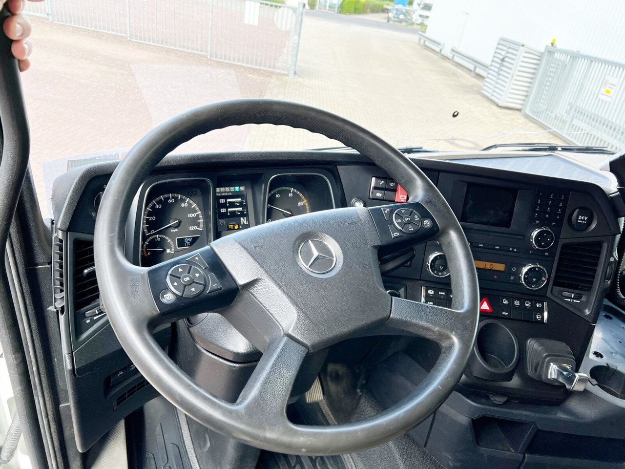 Mercedes-Benz Actros 3551 L 8x2/4 Actros 3551 L 8x2/4, Vorlauflenkachse, Doppelbereifte Nachlaufliftachse - الشاسيه شاحنة: صور 3 Mercedes-Benz Actros 3551 L 8x2/4 Actros 3551 L 8x2/4, Vorlauflenkachse, Doppelbereifte Nachlaufliftachse - الشاسيه شاحنة: صور 3