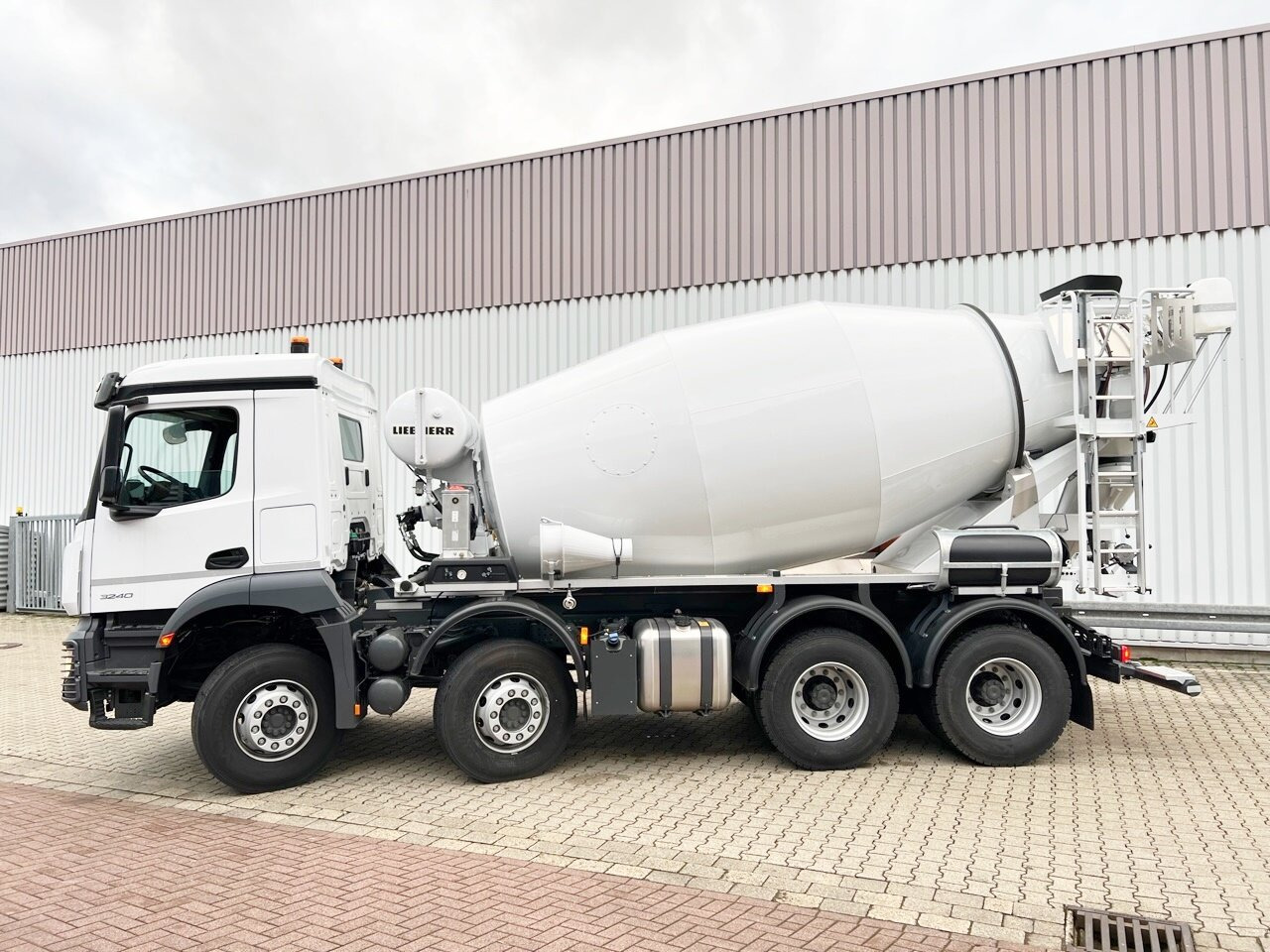 Mercedes-Benz Arocs 3240 B 8x4/4 Arocs 3240 B 8x4/4, Liebherr HTM 905 Mischer ca. 9m³, Multimedia Cockpit, Navi - شاحنة خلاطة خرسانة: صور 2 Mercedes-Benz Arocs 3240 B 8x4/4 Arocs 3240 B 8x4/4, Liebherr HTM 905 Mischer ca. 9m³, Multimedia Cockpit, Navi - شاحنة خلاطة خرسانة: صور 2