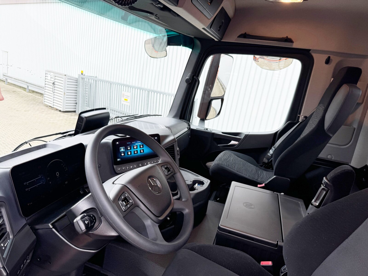 Mercedes-Benz Arocs 3248 K 8x4 Arocs 3248 K 8x4, Navi, Multimedia Cockpit - قلابات: صور 4 Mercedes-Benz Arocs 3248 K 8x4 Arocs 3248 K 8x4, Navi, Multimedia Cockpit - قلابات: صور 4