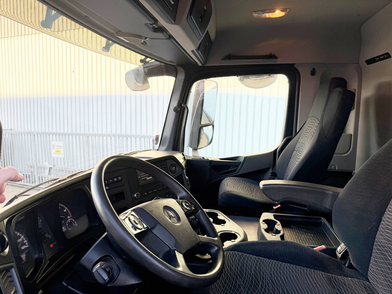 Mercedes-Benz Arocs 3351 AK 6x6 Arocs 3351 AK 6x6, Retarder, Grounder, Motorabtrieb, pneum. Heckklappenöffnung - قلابات: صور 4 Mercedes-Benz Arocs 3351 AK 6x6 Arocs 3351 AK 6x6, Retarder, Grounder, Motorabtrieb, pneum. Heckklappenöffnung - قلابات: صور 4