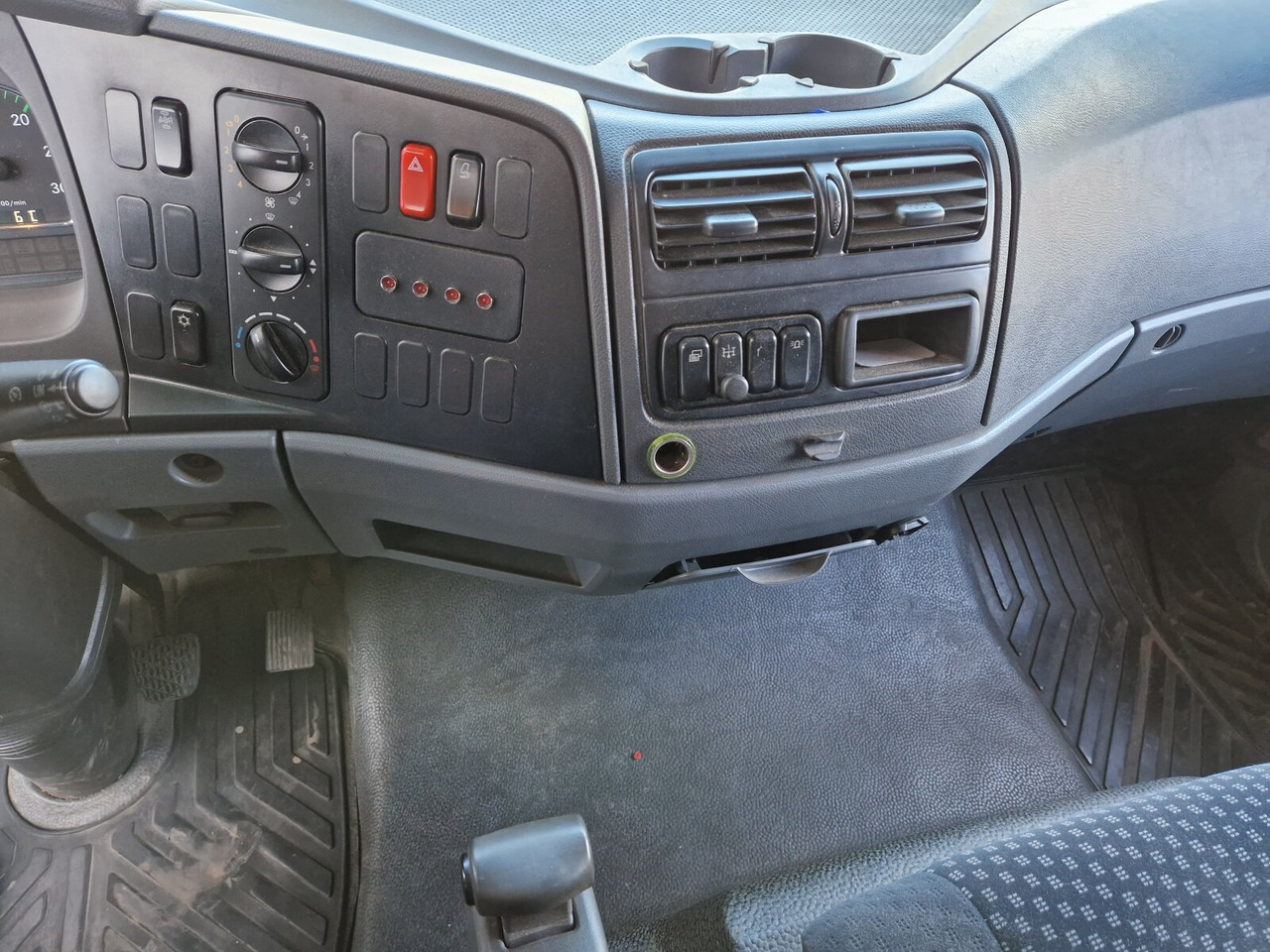 Mercedes-Benz Atego 1218 L 4x2 1218 L 4x2, Fassi Kran F 95A21 5.9m-1.545 kg, - شاحنة كرين: صور 4 Mercedes-Benz Atego 1218 L 4x2 1218 L 4x2, Fassi Kran F 95A21 5.9m-1.545 kg, - شاحنة كرين: صور 4