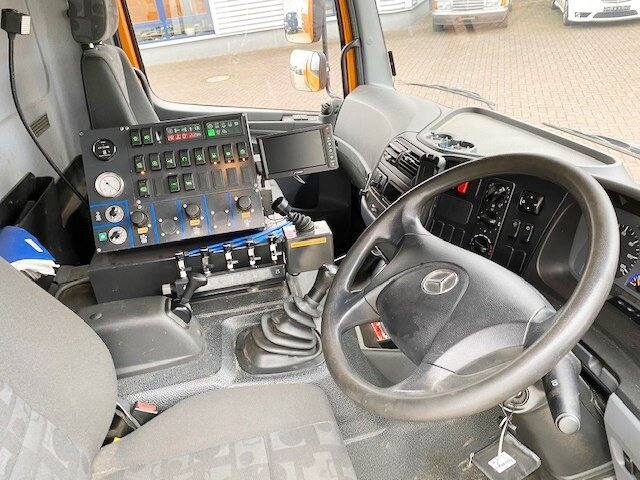 Mercedes-Benz Atego 1324 4x2 Atego 1324 4x2, Kehrmaschine Explorer 8 - شاحنة: صور 2 Mercedes-Benz Atego 1324 4x2 Atego 1324 4x2, Kehrmaschine Explorer 8 - شاحنة: صور 2