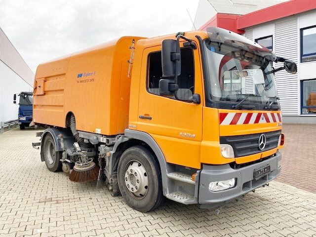Mercedes-Benz Atego 1324 4x2 Atego 1324 4x2, Kehrmaschine Explorer 8 - شاحنة: صور 1 Mercedes-Benz Atego 1324 4x2 Atego 1324 4x2, Kehrmaschine Explorer 8 - شاحنة: صور 1