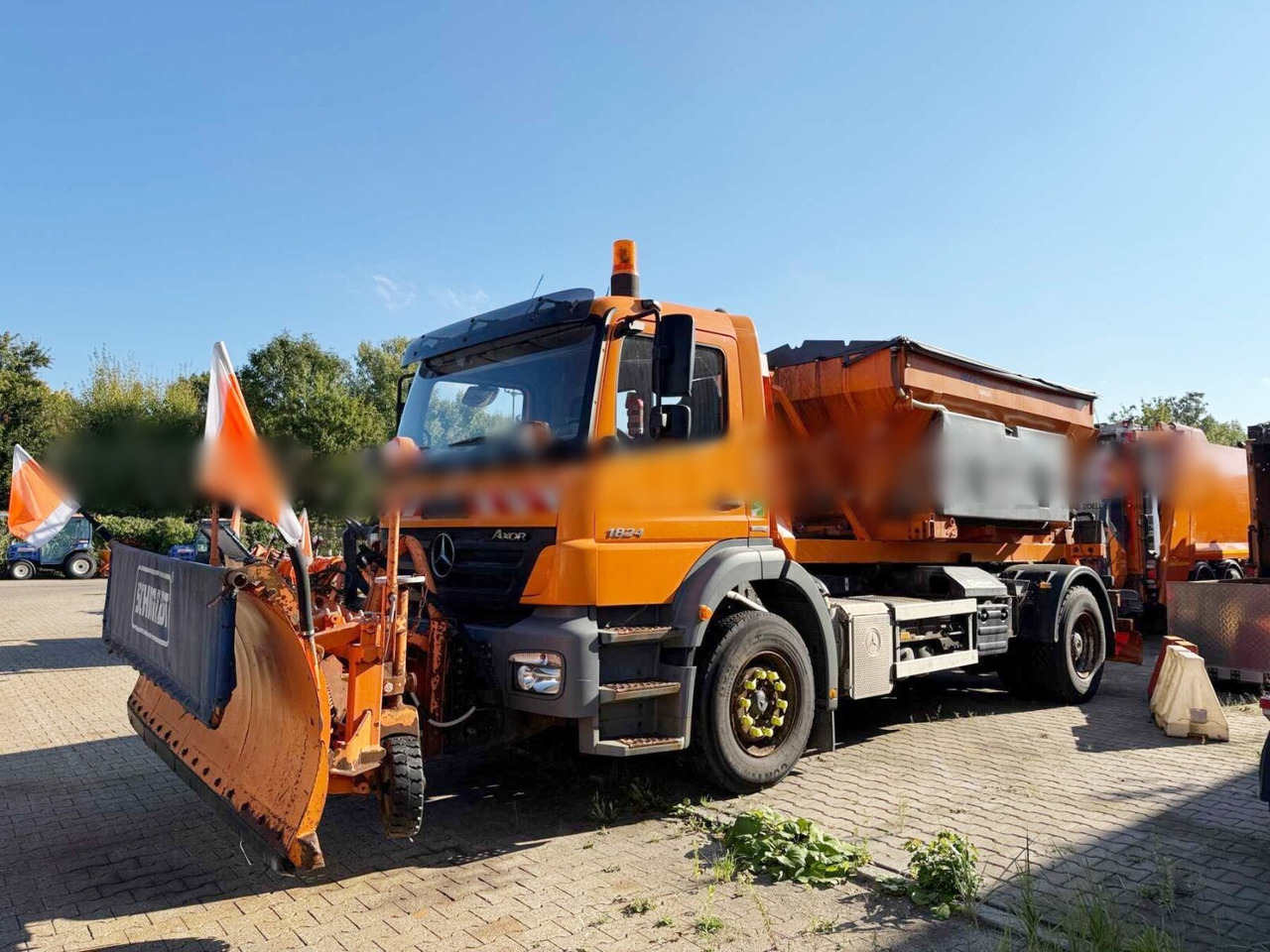 Mercedes-Benz Axor 1824 L 4x2 Axor 1824 L 4x2, Motorabtrieb, Winterdienstausstattung - شاحنة ذات الخطاف: صور 1 Mercedes-Benz Axor 1824 L 4x2 Axor 1824 L 4x2, Motorabtrieb, Winterdienstausstattung - شاحنة ذات الخطاف: صور 1