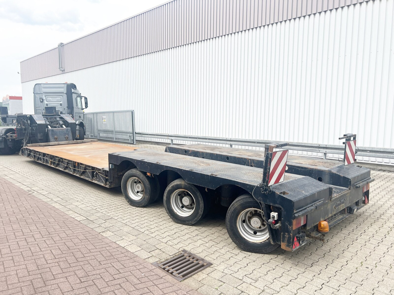 Nooteboom Euro-54-03 Euro-54-03, Schwanenhals abfahrbar, Hydr. Zwangsgelenkt - عربة مسطحة منخفضة نصف مقطورة: صور 4 Nooteboom Euro-54-03 Euro-54-03, Schwanenhals abfahrbar, Hydr. Zwangsgelenkt - عربة مسطحة منخفضة نصف مقطورة: صور 4