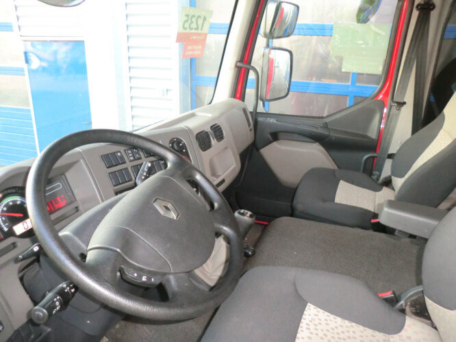 Interior photo 1: تأجير Renault Midlum 220 DXi 4x2 Renault Midlum 220 DXi 4x2