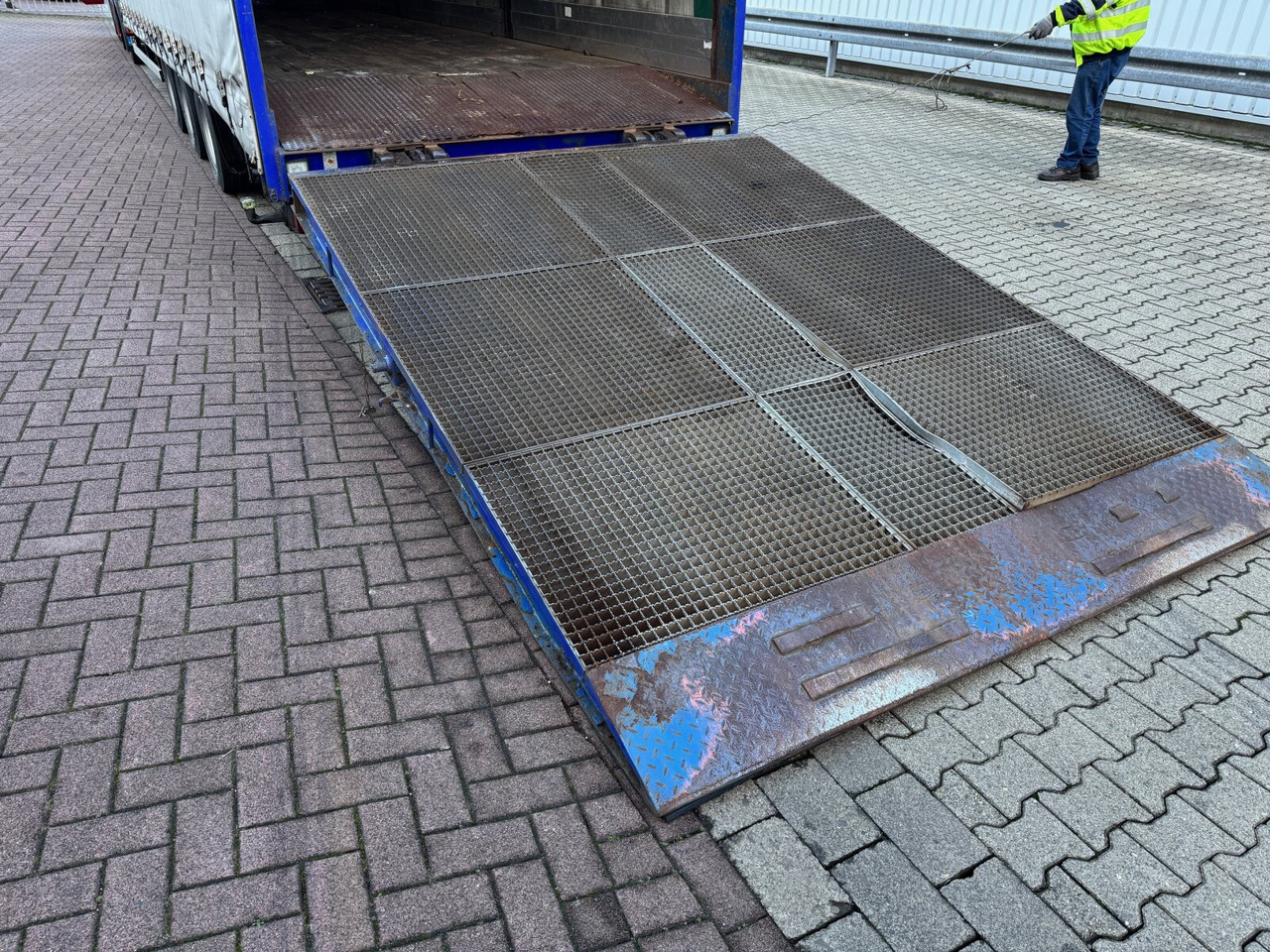 Renders NS4L32 NS4L32, Seilwinde, Edscha, hydr. Auffahrrampe - نصف مقطورة: صور 3 Renders NS4L32 NS4L32, Seilwinde, Edscha, hydr. Auffahrrampe - نصف مقطورة: صور 3