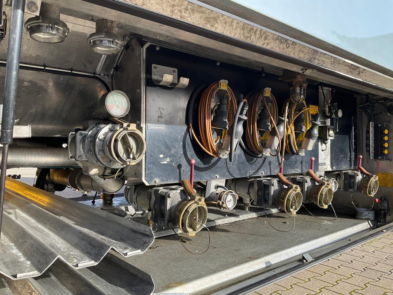 TAL-A-ZE 44,0 TAL-A-ZE 44,0, 43.500l, 4 Kammern, Untenbefüllung - نصف مقطورة صهريج: صور 2 TAL-A-ZE 44,0 TAL-A-ZE 44,0, 43.500l, 4 Kammern, Untenbefüllung - نصف مقطورة صهريج: صور 2