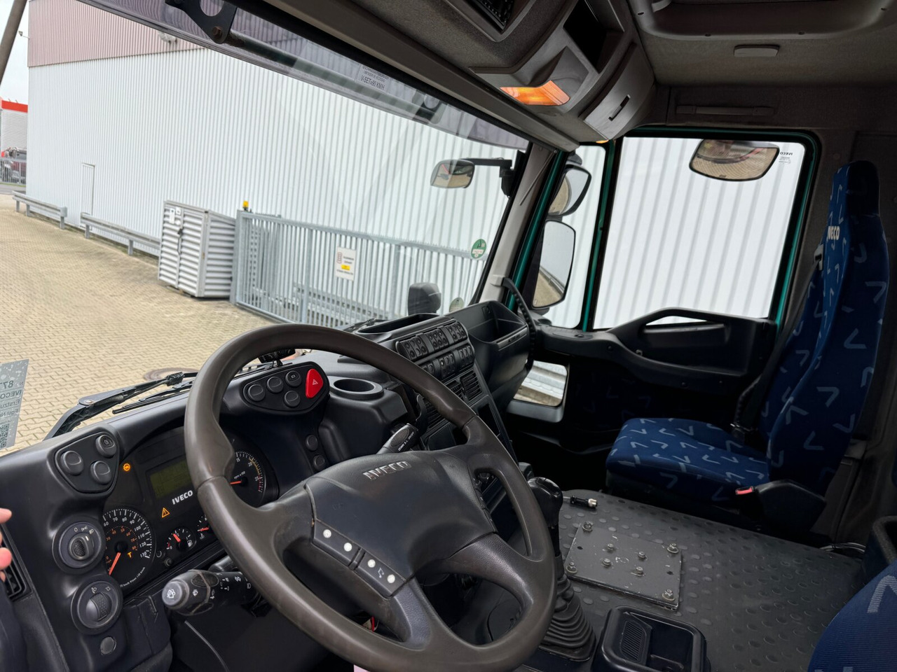 Interior photo 1: الشاسيه شاحنة Trakker AD260T45W 6x6 Trakker AD260T45W 6x6