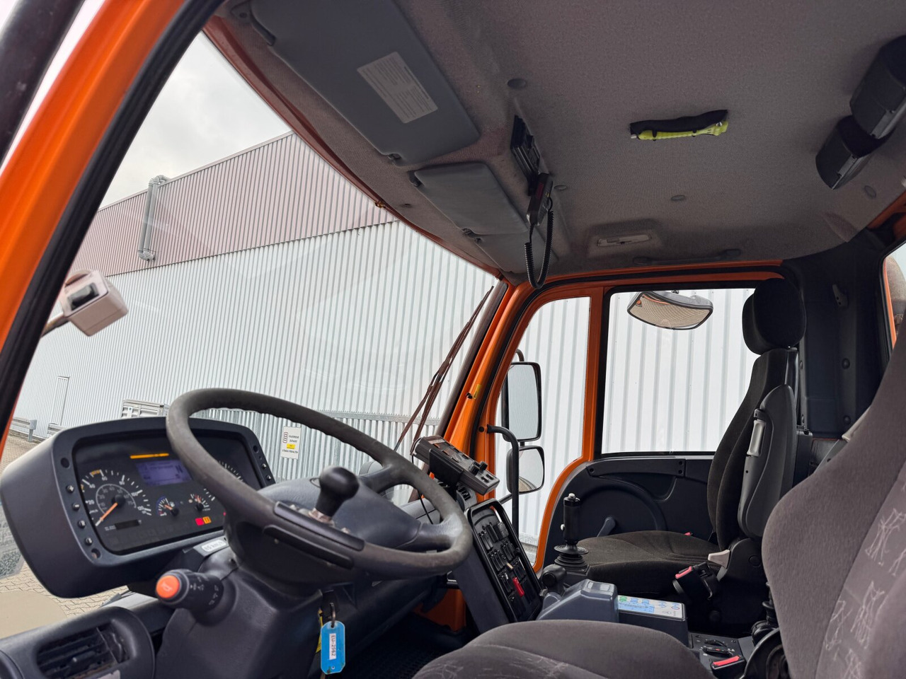 Interior photo 1: الشاحنات الصغيرة Unimog U 400 405/12 4x4 U 400 405/12 4x4, Kipper, Kommunalhydraulik, VarioPilot, Zapfwelle