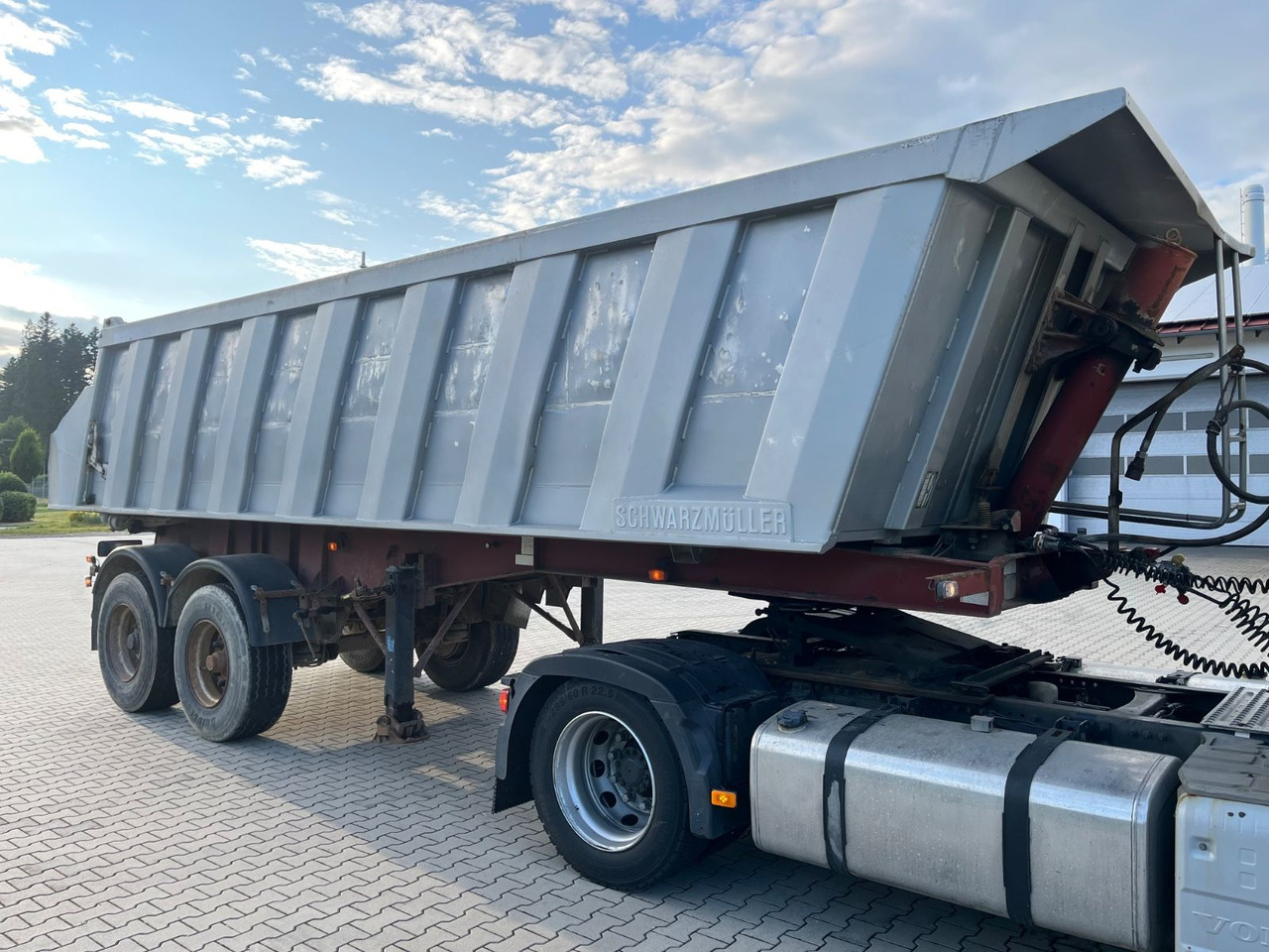 Schwarzmüller 2 Achs Alu Kippmulde Trommelbremse - قلابة نصف مقطورة: صور 1 Schwarzmüller 2 Achs Alu Kippmulde Trommelbremse - قلابة نصف مقطورة: صور 1