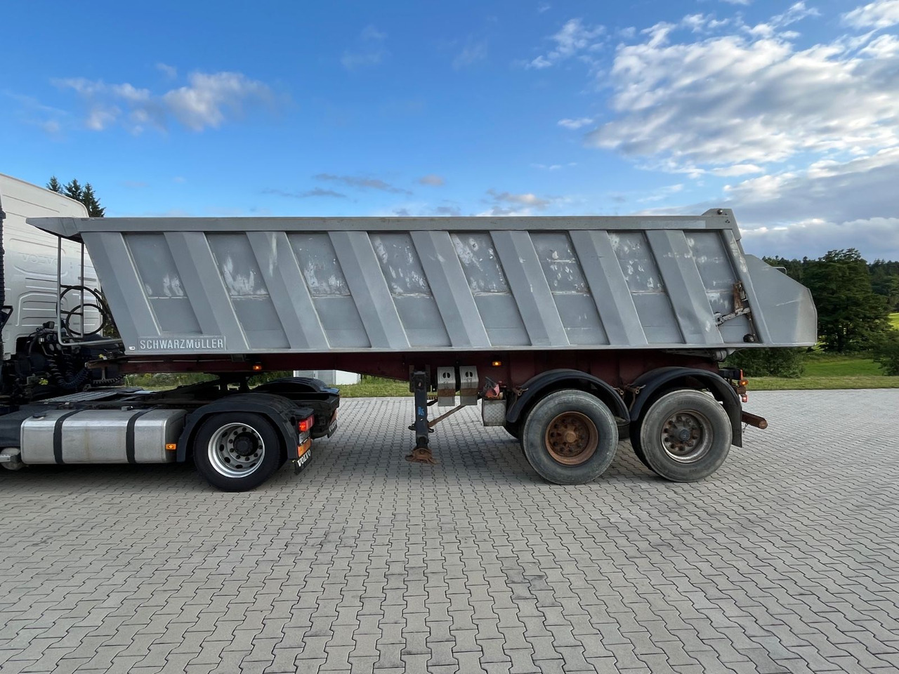 Schwarzmüller 2 Achs Alu Kippmulde Trommelbremse - قلابة نصف مقطورة: صور 3 Schwarzmüller 2 Achs Alu Kippmulde Trommelbremse - قلابة نصف مقطورة: صور 3