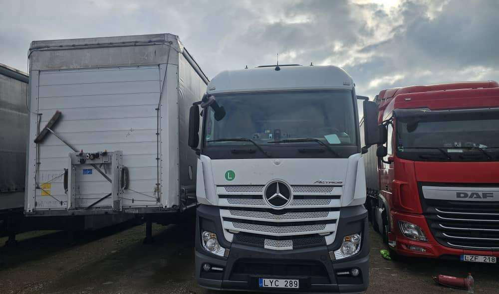 Mercedes-Benz 1845 - شاحنة جرار: صور 3 Mercedes-Benz 1845 - شاحنة جرار: صور 3